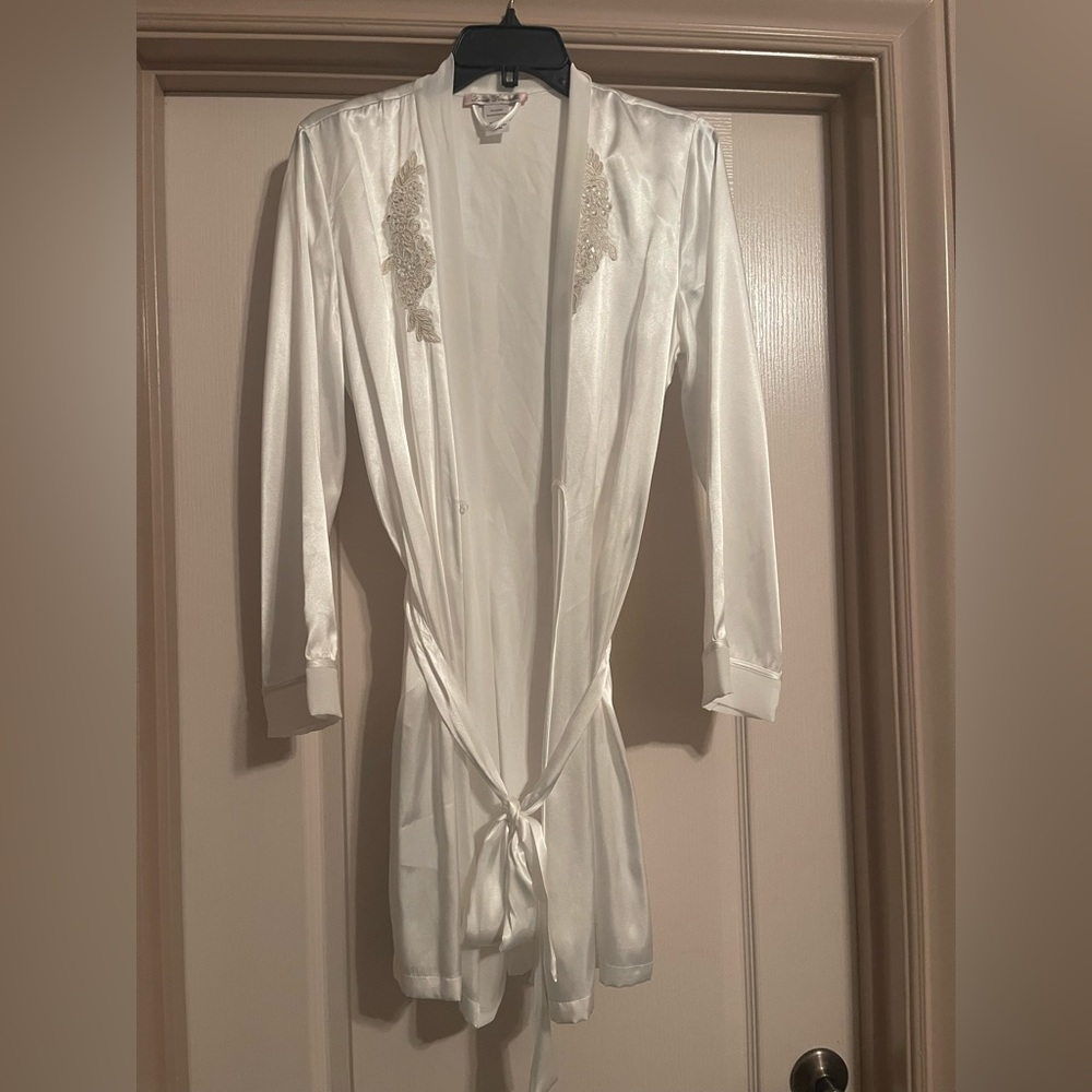 White wedding lingerie and robe - Picture 10 of 11